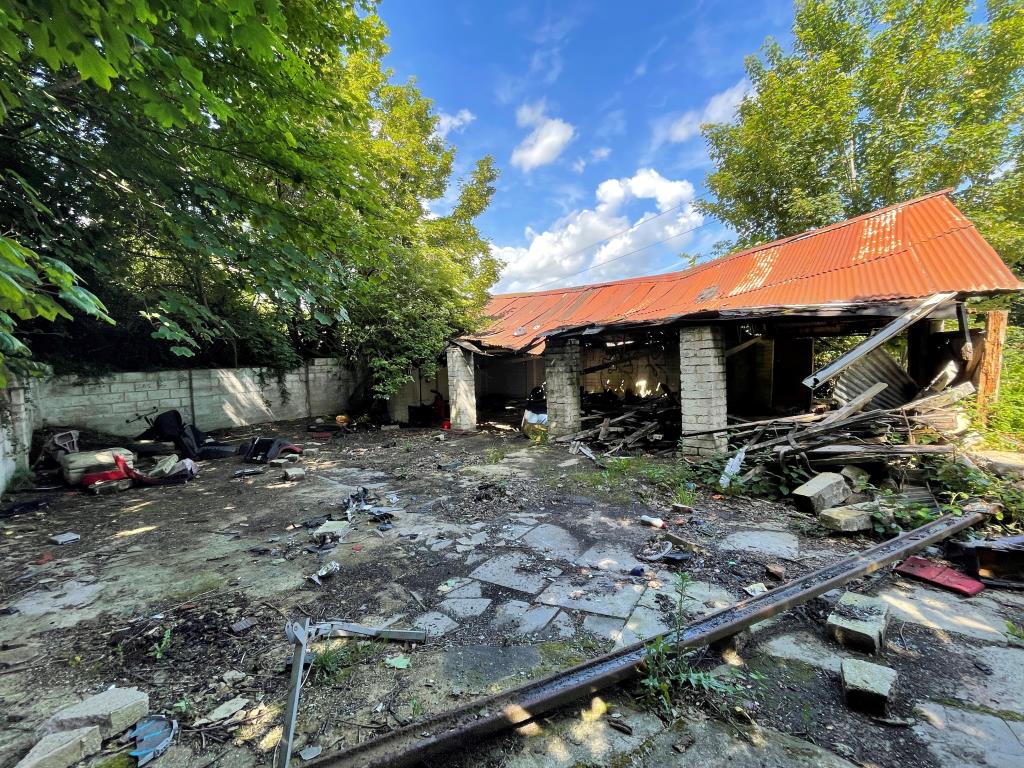 Lot: 94 - PARCEL OF LAND WITH DILAPIDATED BUILDINGS -
